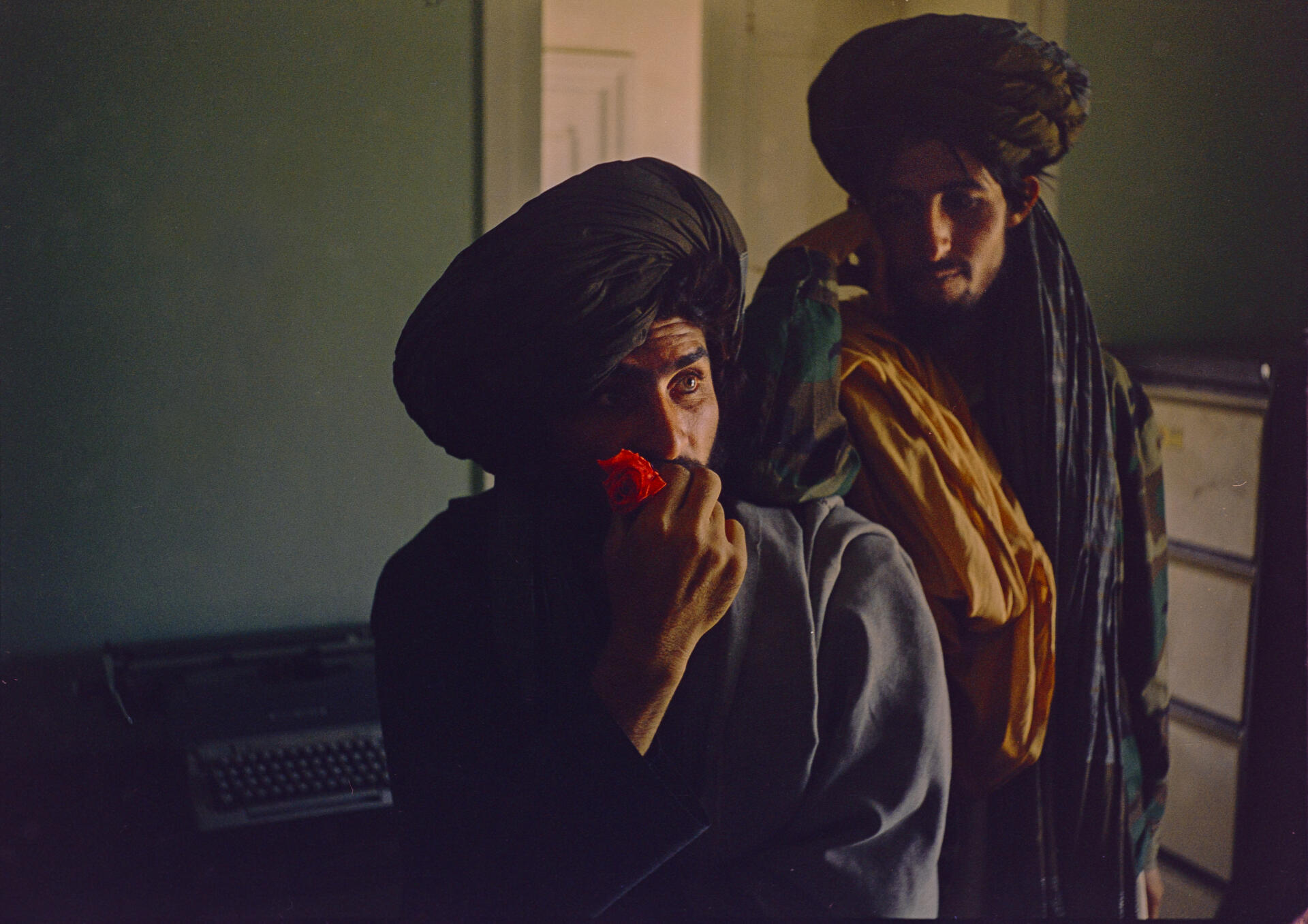 Des soldats talibans dans les bureaux du ministère des affaires étrangères, à Kaboul, le 2 octobre 1996.