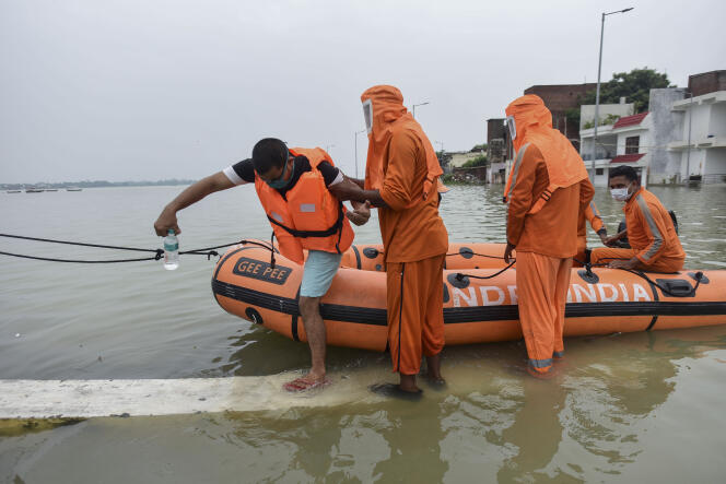 Evacuation d’habitants à la suite de la crue du Gange à Prayagraj, dans l’Etat d’Uttar Pradesh, en Inde, le 12 août 2021.