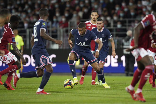 Kylian Mbappé signe son premier but de la saison à Brest, vendredi 20 août 2021.