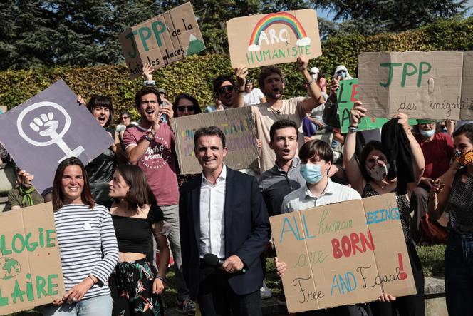 Eric Piolle accompanied by his activists (Les JPP - Les jeunes pour Piolle), on the first day of the Ecological Days in Poitiers (Vienne), August 19, 2021.