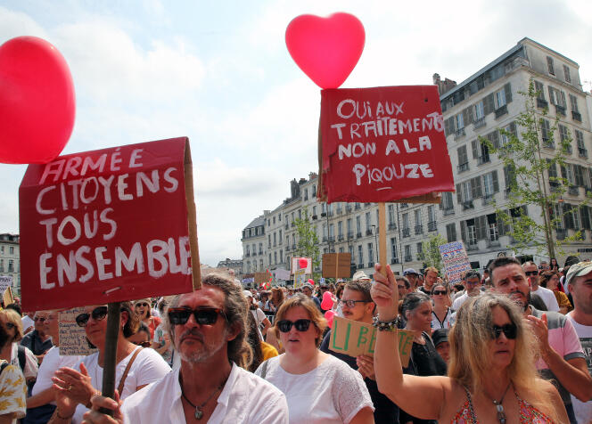 Des manifestants contre le passe sanitaire, à Bayonne, samedi 21 août 2021.