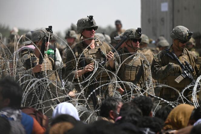 Soldados estadounidenses montan guardia en el aeropuerto de Kabul el 20 de agosto de 2021.