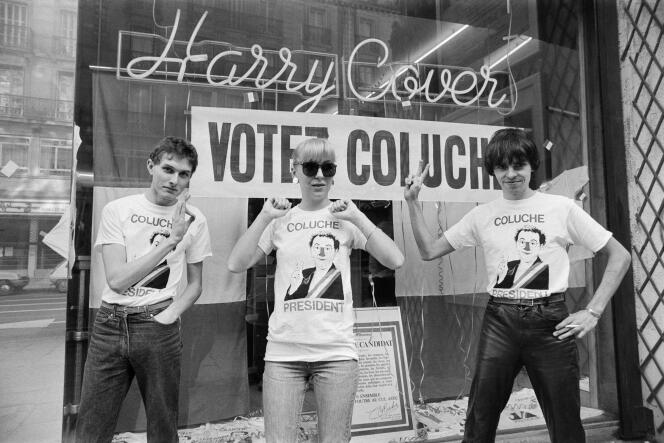 Apoiadores do comediante Colucci, candidato à presidência, em Paris, 17 de fevereiro de 1981.