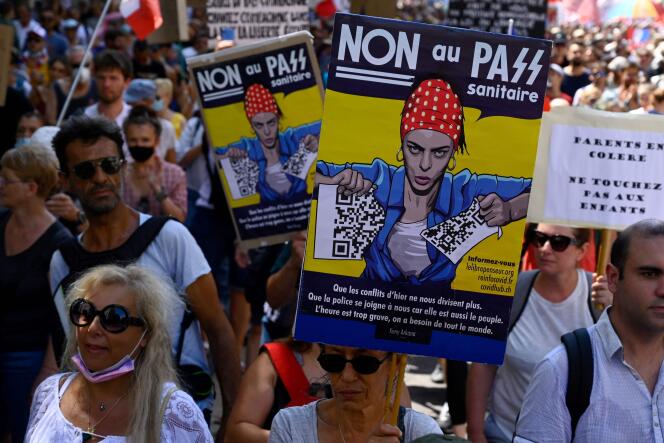Des manifestants brandissent des pancartes contre le passe sanitaire, à Marseille, le 21 août 2021.