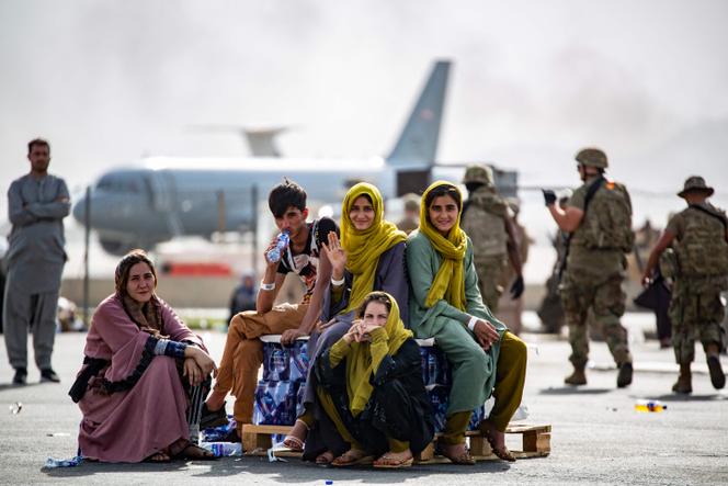 Se espera que los niños sean evacuados en el aeropuerto de Kabul el 19 de agosto de 2021.