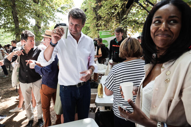 The candidate for the EELV primary Yannick Jadot is organizing an aperitif with activists, on the second day of the Ecologist Summer Days, in Poitiers, August 20, 2021.
