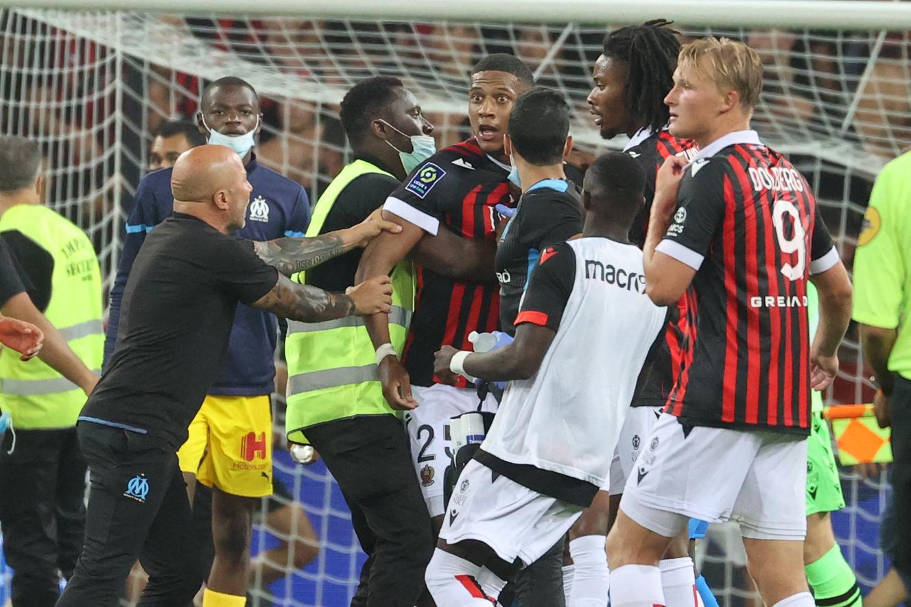 Argentinian OM coach Jorge Sampaoli (left) grabs the arm of Nice player Jean-Clair Todibo on August 22, 2021.