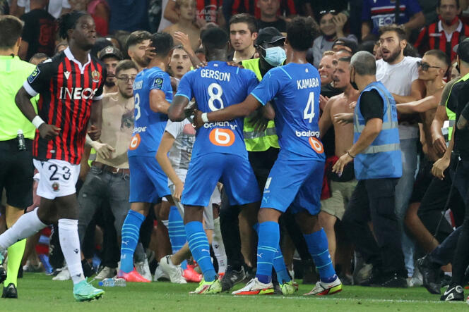 Des supporteurs tentent de pénétrer sur le terrain lors du match de football entre l’OGC Nice et l’Olympique de Marseille, à Nice, le 22 août 2021.