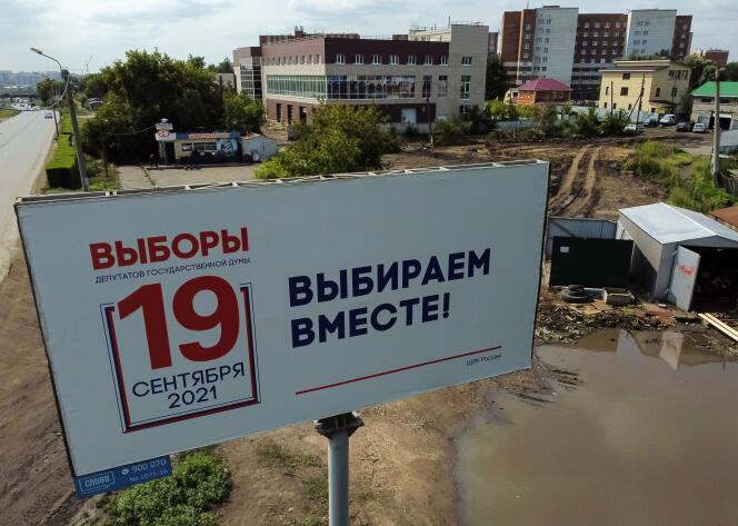 Une affiche électorale en prévision des élections législatives, sur une route à Omsk, en Russie, le 13 août 2021.