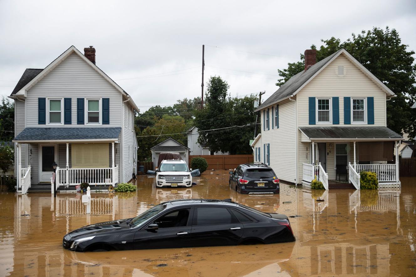 Powodzie nawiedziły części północno-wschodnich Stanów Zjednoczonych, gdy Storm Henry mijał, na przykład tę dzielnicę mieszkalną w Helmita (New Jersey) 22 sierpnia 2021 r.