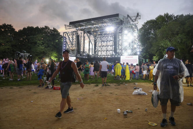 Spectators leave the evening of concerts organized in Central Park, Saturday, August 21, 2021. Authorities have decided to end the event due to the arrival of Hurricane Henri on the east coast of the United States.