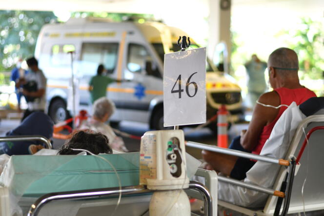 Des patients atteints du Covid-19 attendent sur le parking d’un centre hospitalier de la Polynésie française, à Pirae, le 20 août 2021.