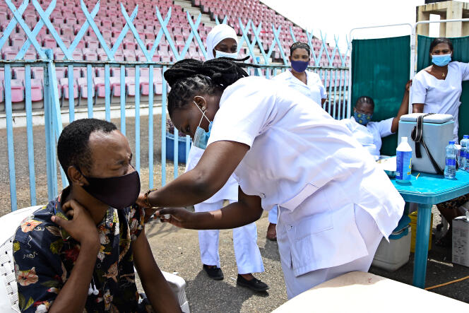 Campagne de vaccination dans le stade de Dar es-Salaam, capitale économique de la Tanzanie, le 22 août 2021.