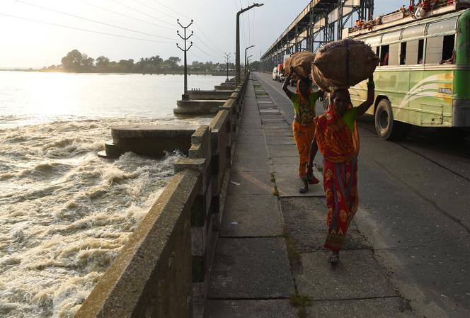 Sur le barrage de Koshi dans le district de Sunsari, dans l’est du Népal, en août 2017.