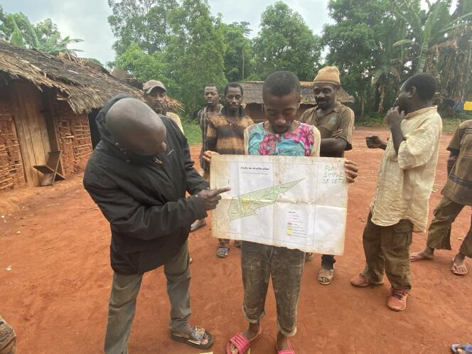A Nomédjoh, dans la région Est du Cameroun, les habitants revisitent les cartes établies par des Pygmées spécialement formés à la cartographie.