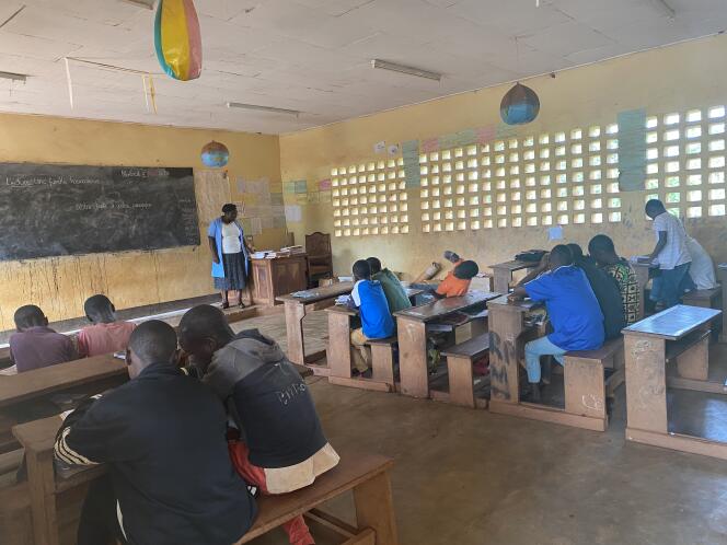 Des élèves en classe de CM2 de l’école publique de Nomédjoh, dans la région Est du Cameroun en mai 2021.