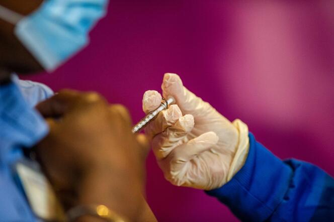Des salariés du secteur de la santé reçoivent une dose de vaccin au Connecticut Convention Center, à Hartford, le 4 janvier 2021.
