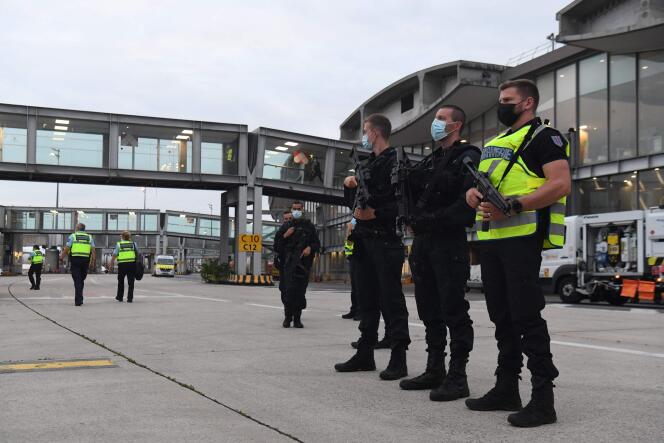 Des gendarmes encadrant l’arrivée de passagers provenant d’Afghanistan, à l’aéroport de Roissy - Charles-de-Gaulle,  le 18 août 2021.