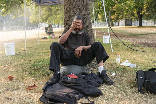 Un homme sans-abri cherche à se protéger de la vague de chaleur dans un parc de Portland (Oregon), le 13 août 2021.