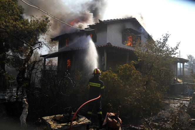 Un pompier lutte contre l’incendie à Vilia, 60 kilomètres au nord-ouest d’Athènes, le 23 août 2021.