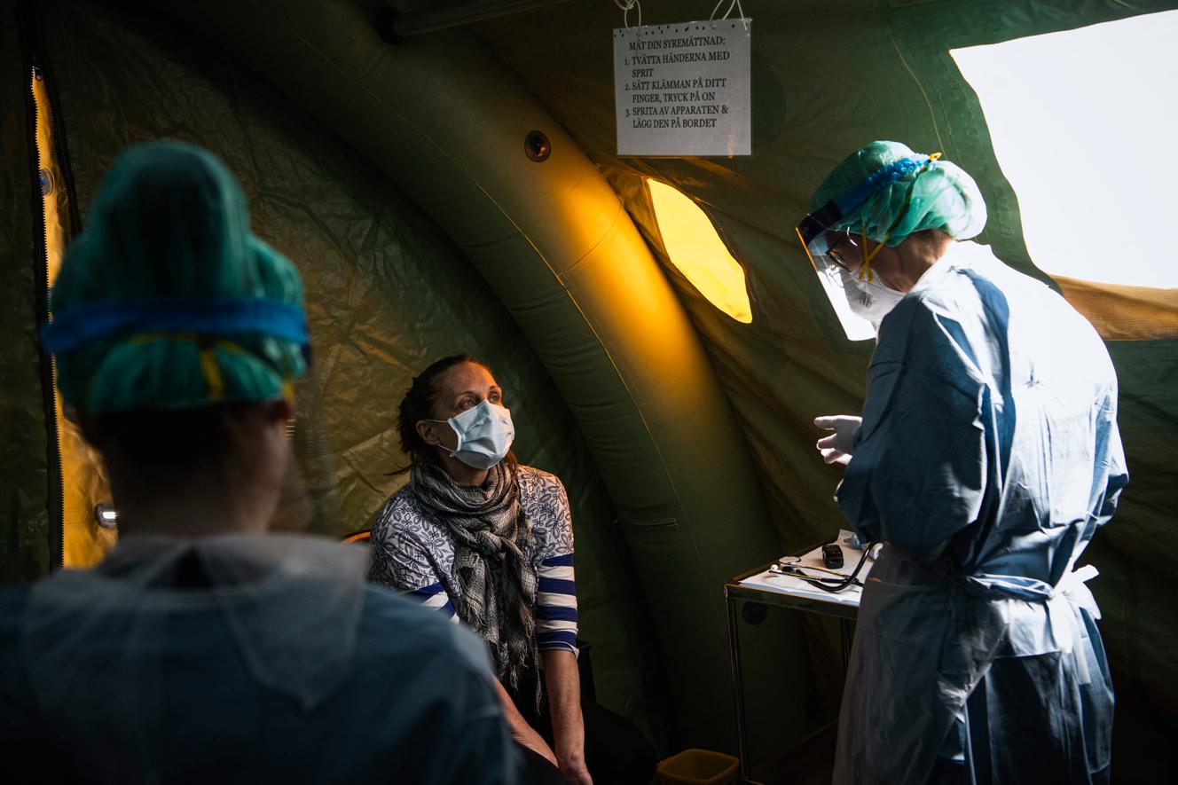 Une infirmière et un médecin réalisent des tests Covid dans l’hôpital de Sophiahemmet, à Stockholm, le 22 avril 2021.