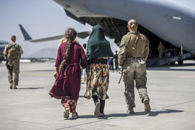 Evacuation d’une famille à l’aéroport international de Kaboul, le 24 août 2021.