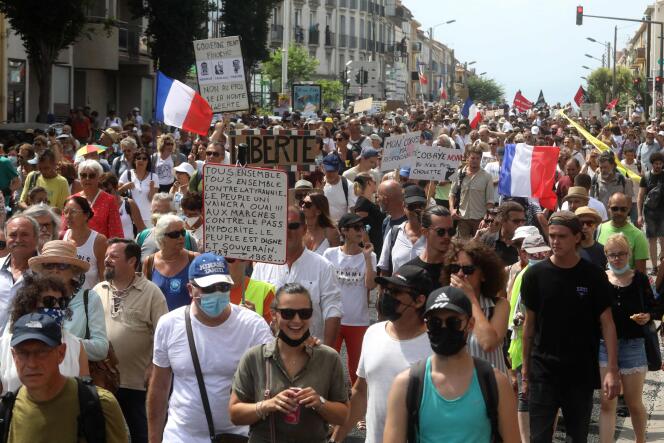Des manifestants contre le passe sanitaire, à Perpignan, le 21 août 2021.