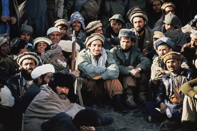Ahmed Chah Massoud (au centre), en 1984, avec d’autres commandants moudjahidine, dans la vallée du Panchir en Afghanistan.