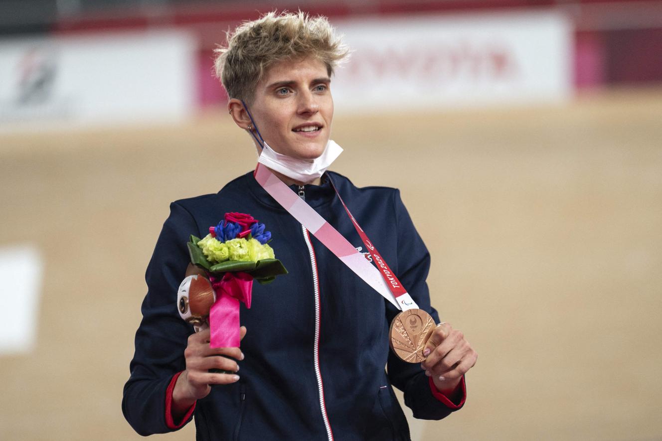 Marie Patouillet on the third step of the podium, with her bronze medal in the individual pursuit, at the Tokyo Paralympic Games, in August 2021.