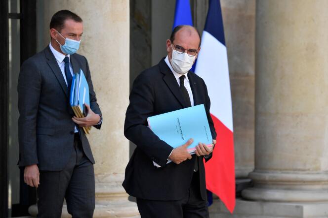 Le premier ministre, Jean Castex, à droite, quittant l’Elysée, le 25 août 2021.