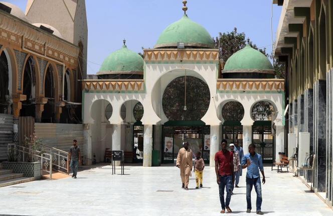Entrée de la zaouïa (mosquée) Al-Asmariya, à Zliten, le 11 août 2021.