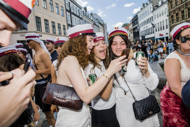 Des lycéens danois fêtent l’obtention de leur diplôme à Copenhague, en juin 2019.