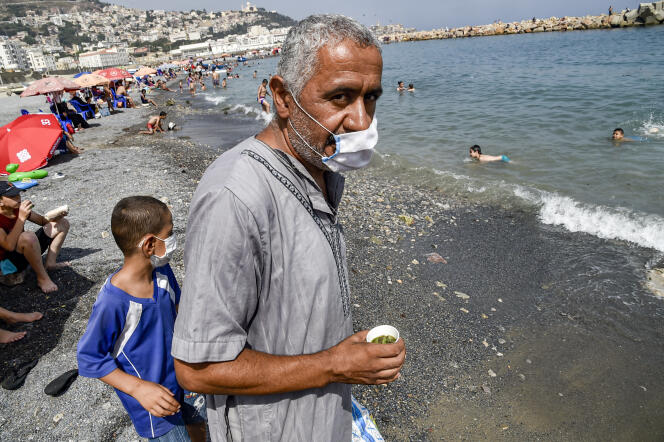 Sur la plage, dans le quartier de Bab El-Oued, à Alger, le 15 août 2021.