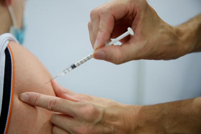 Vaccination avec une dose de Pfizer-BioNTech, le 13 août 2021, à Montigny-le-Bretonneux (Yvelines).
