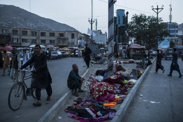 Gul Agha vend ses biens avant de tenter de quitter l’Afghanistan pour l’Iran, le 18 août 2021, à Kaboul. Comme lui, des dizaines de milliers de personnes craignent de vivre sous le régime des talibans et tentent d’embarquer sur des vols militaires, commerciaux et charters.