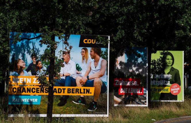 Les affiches de campagne de la CDU (à gauche), Die Linke (au centre) et des Verts (à droite), dans les rues de Berlin, le 26 septembre 2021.