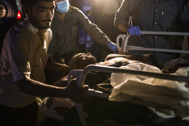 Des morts et des blessés arrivent à l’hôpital d’urgence de Kaboul, le 26 août 2011.
