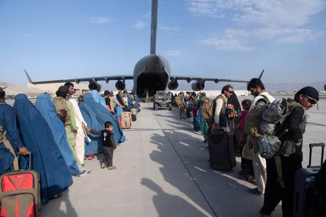 Une image transmise par l’armée américaine montre l’embarquement de passagers dans un avion au départ de l’aéroport de Kaboul, jeudi 26 août 2021.
