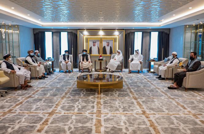 Le ministre qatari des affaires étrangères, Mohamed Al-Thani, et le mollah Abdul Ghani Baradar, représentant des talibans, le 14 août à Doha.