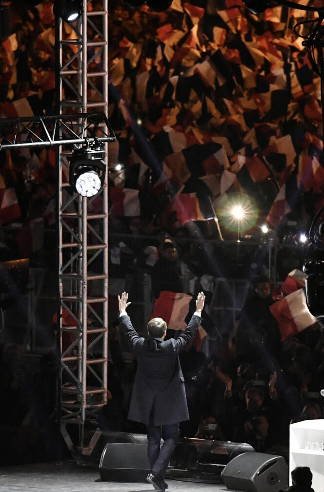 Emmanuel Macron salue ses partisans, le 7 mai 2017, à Paris.