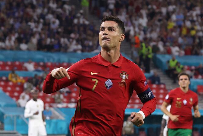 Cristiano Ronaldo heureux, après avoir marqué un second penalty lors du match de l’Euro 2021 entre le Portugal et la France à la Puskas Arena de Budapest, le 23 juin 2021.