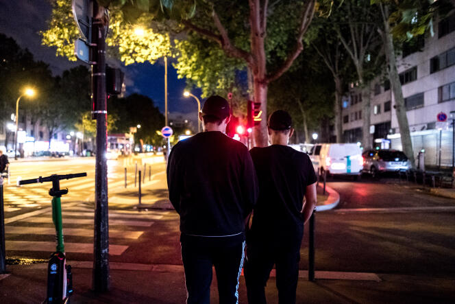 Deux réfugiés afghans dans le quartier de la porte de La Chapelle, à Paris, le 28 juin 2021.  L’un d’eux est arrivé en France après un parcours en bateau et en train depuis la Suède. L’autre est venu le chercher.