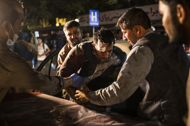 Des blessés du double attentat-suicide arrivent à l’hôpital de Kaboul, le 26 août 2021.