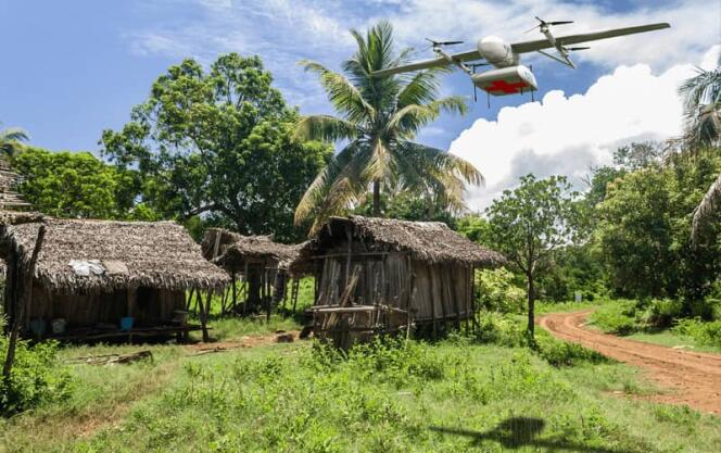 Un drone Aerial Metric arrive survole le village du nord de Madagascar en 2021.