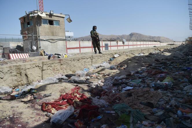 Un taliban monte la garde à l’endroit où se sont produits deux attentats-suicides le 26 août, à l’aéroport de Kaboul, le 27 août 2021.