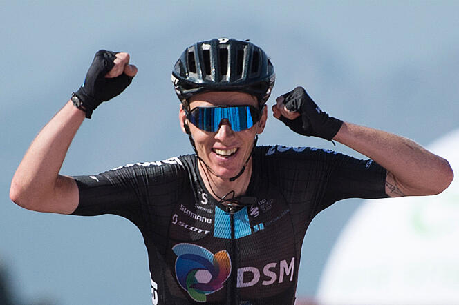 Romain Bardet celebra su victoria en la 14ª etapa del Tour de España, el sábado 28 de agosto, en Pico Villuercas.
