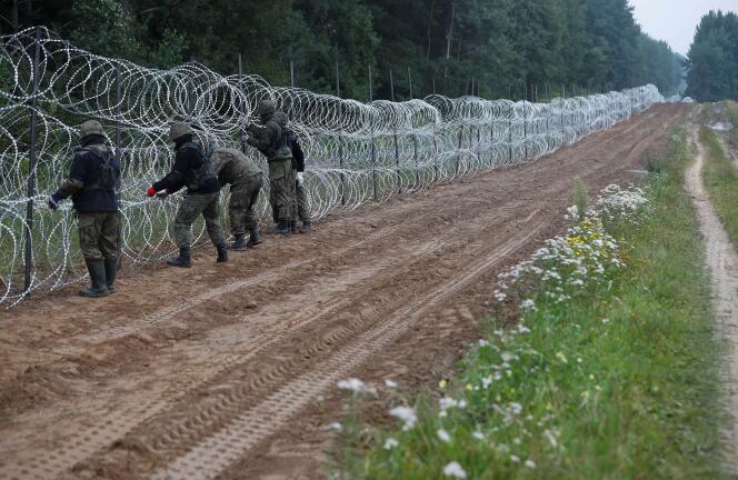 26 sierpnia 2021 r. polscy żołnierze postawili ogrodzenie w pobliżu polskiej wsi Nomiki na granicy polsko-białoruskiej.