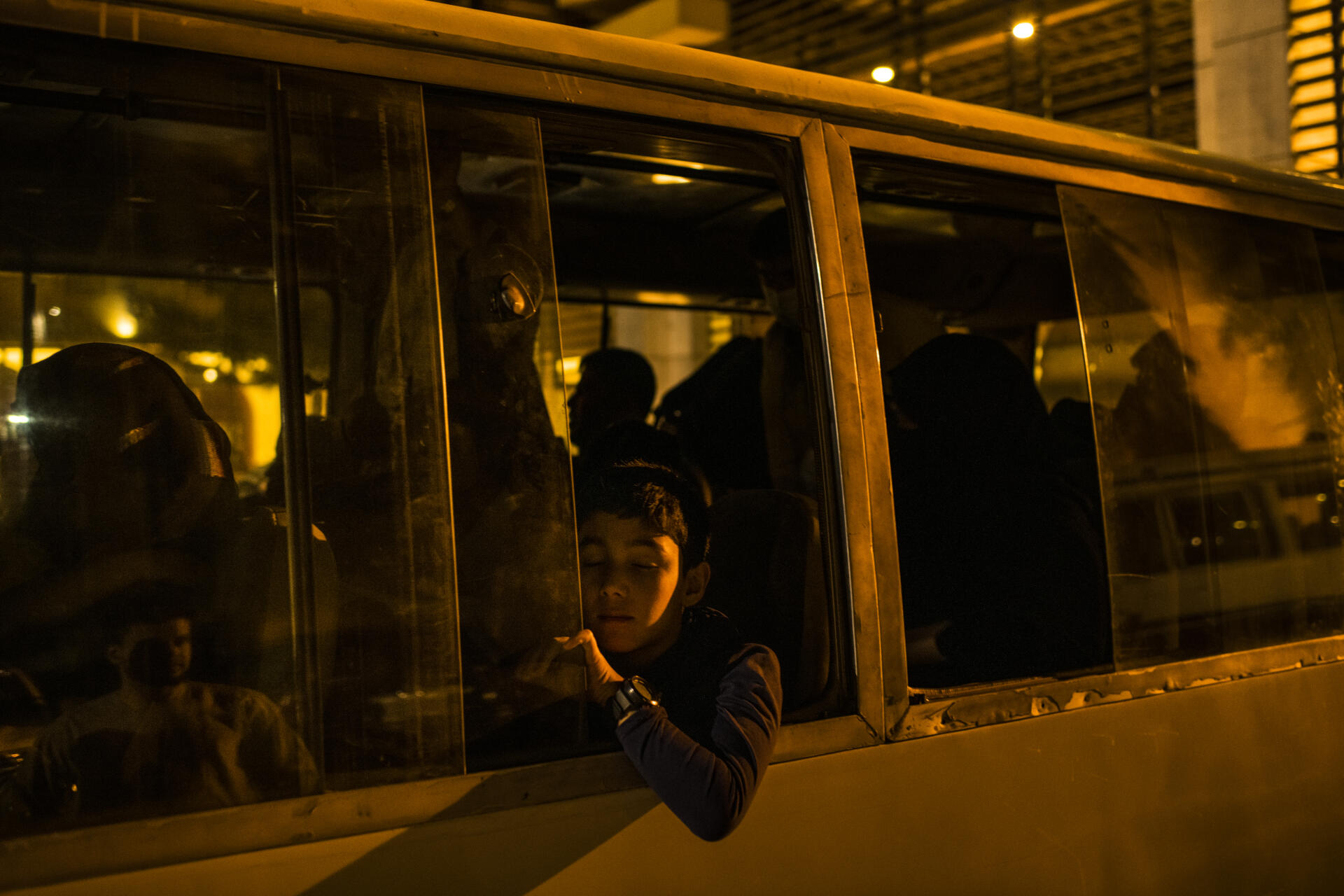 Des minibus partent de l’hôtel Kabul Serena vers l’aéroport international Hamid-Karzai, où attendent des avions d’évacuation. Kaboul, le 22 août 2021.