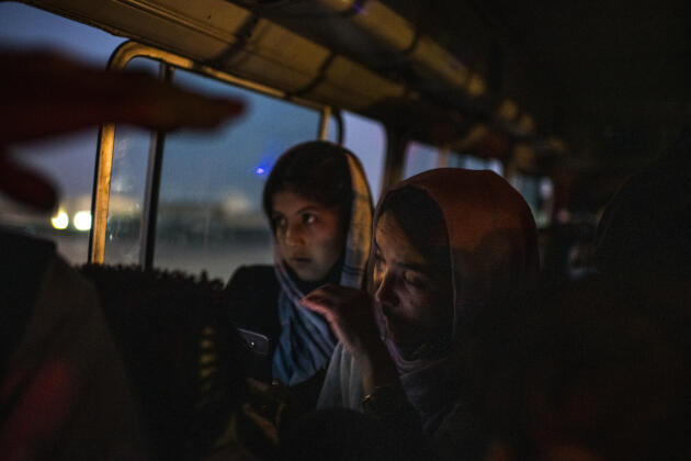 Fatima et Fariza dans un convoi de minibus de plus de 100 afghans qui les transportent à l’aéroport international Hamid-Karzai. Kaboul, le 22 août 2021.