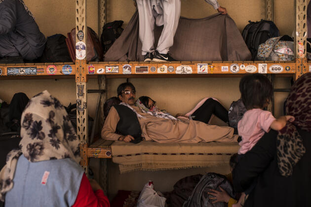 Les évacués qui cherchent désespérément à quitter le pays, patientent dans des zones affectées de l’aéroport. Kaboul, le 22 août 2021.